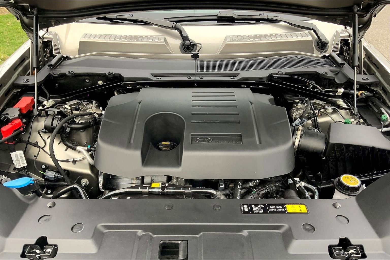 Used 2025 Land Rover Defender 110 X-Dynamic SE image 29