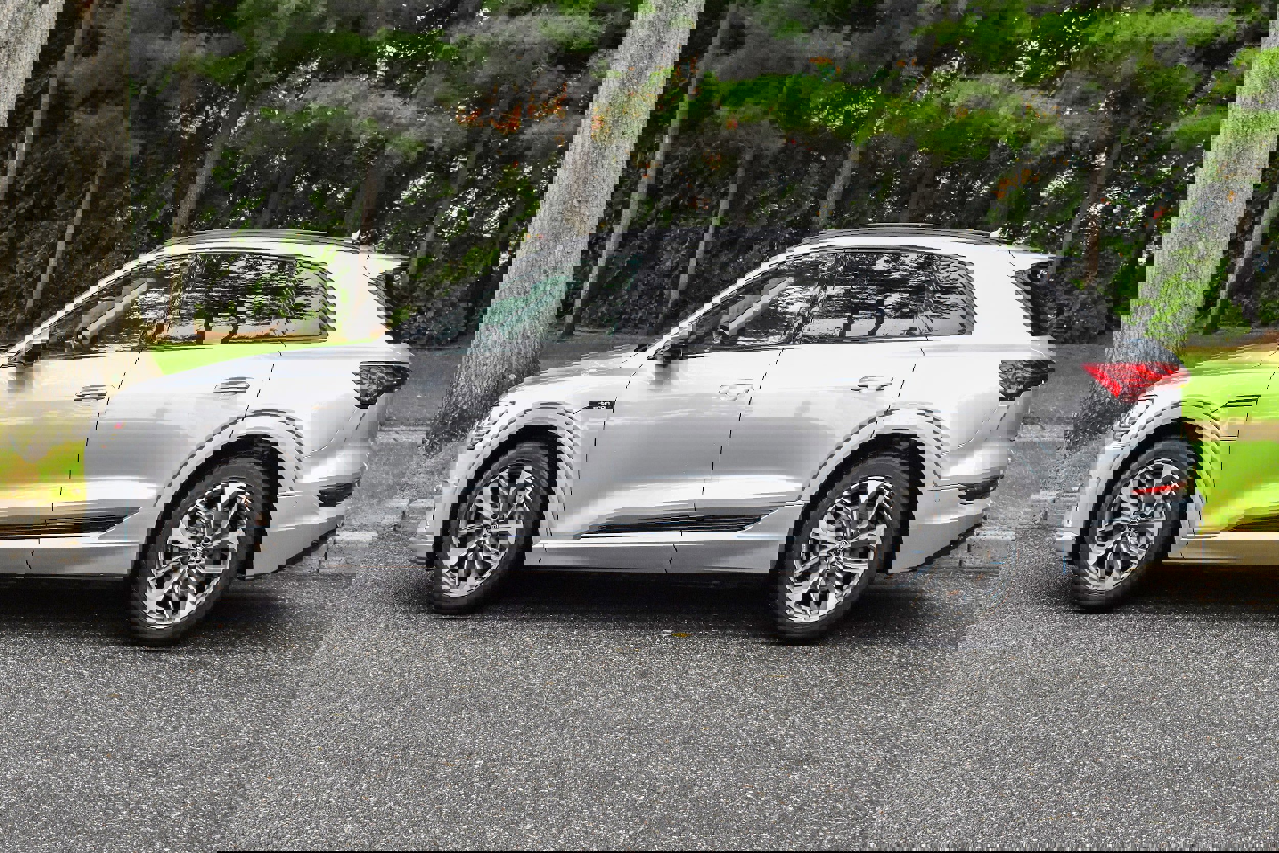 Used 2021 Audi e-tron Premium Plus w/ Premium Plus Package image 4