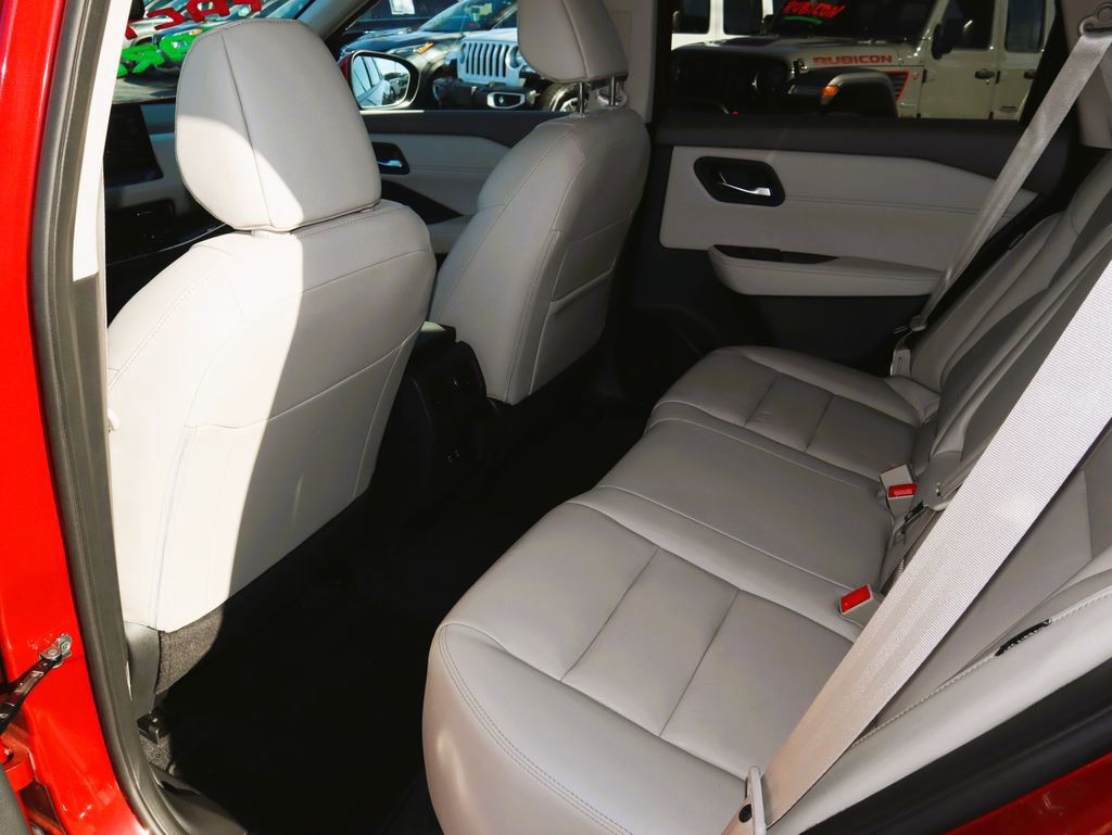 Used 2025 Nissan Rogue SL image 7