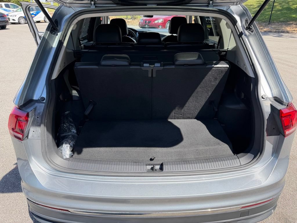 Certified 2023 Volkswagen Tiguan SE FWD image 25