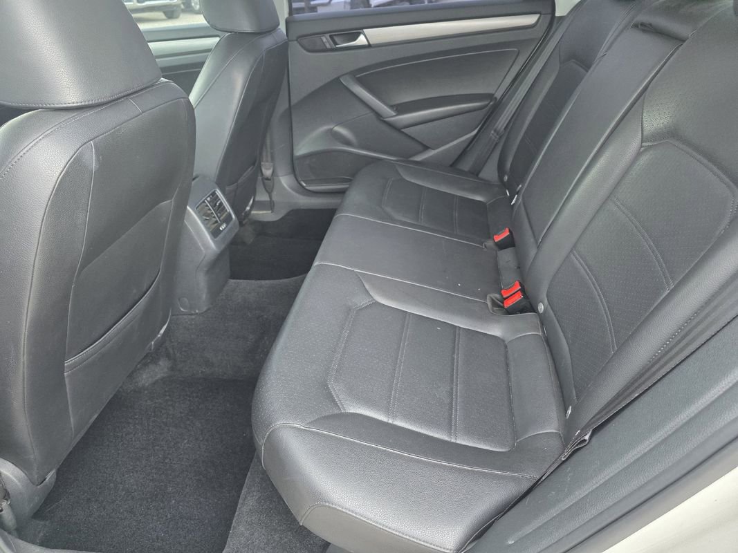 Used 2015 Volkswagen Passat TDI SE FWD image 23