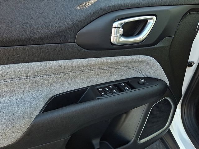 Used 2024 Jeep Compass Latitude image 12