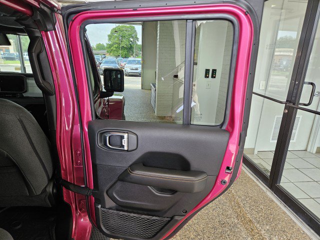 Used 2024 Jeep Wrangler Unlimited Sahara AWD/4WD image 15