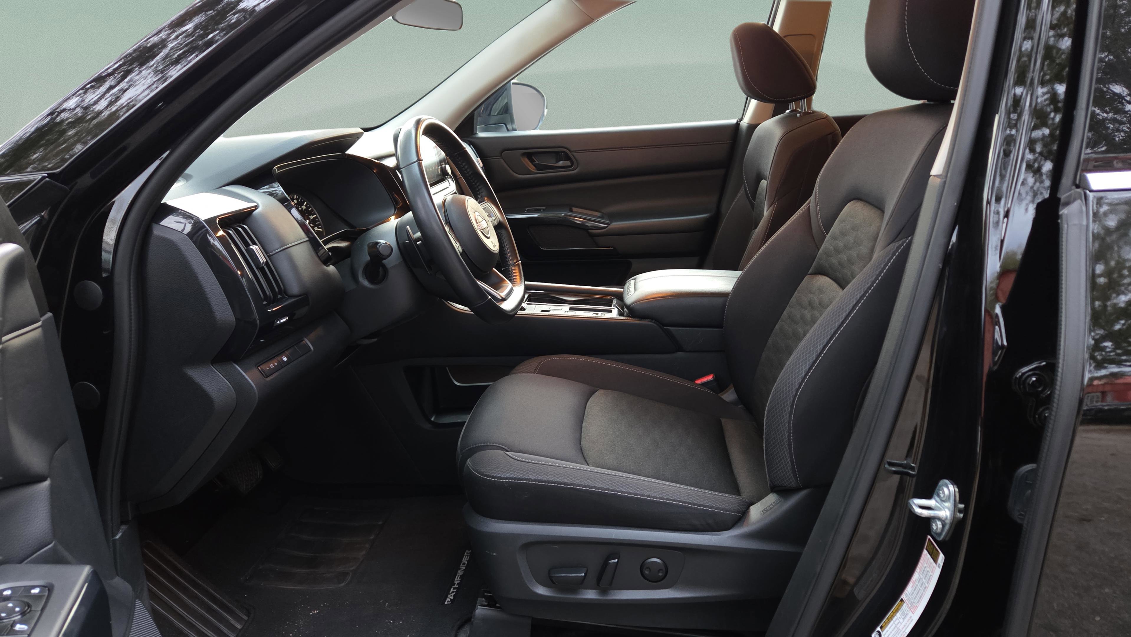 Used 2024 Nissan Pathfinder SV image 11