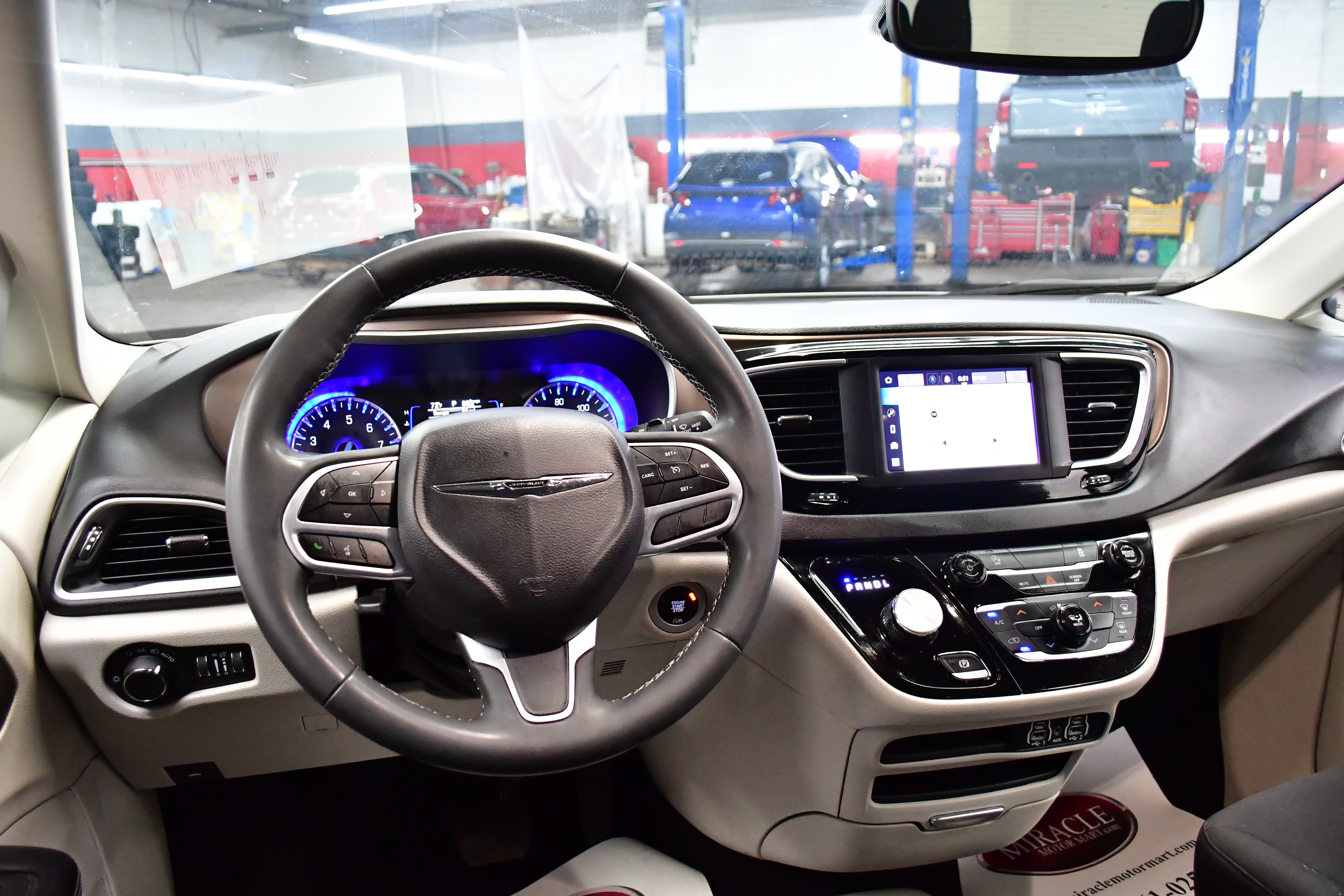 Used 2023 Chrysler Voyager LX FWD image 9