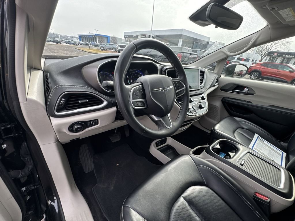 Used 2023 Chrysler Pacifica Touring-L image 10