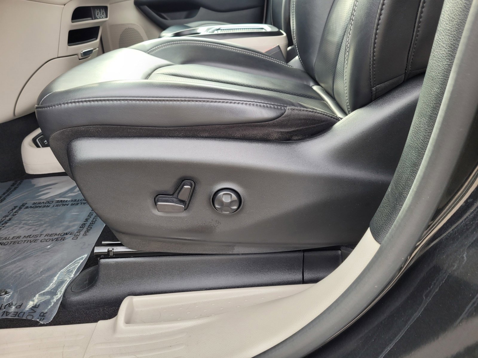 Used 2023 Chrysler Pacifica Touring-L image 11