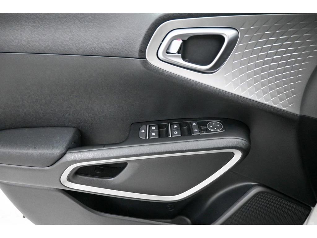 Used 2025 Kia Soul LX image 8