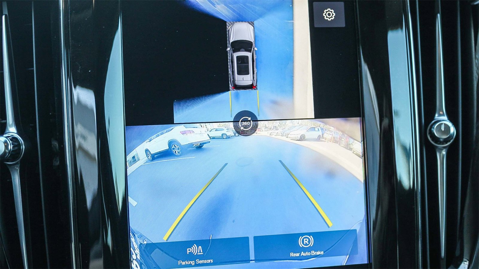 Used 2025 Volvo XC60 B5 Plus image 24