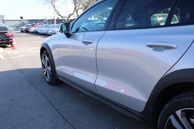 Used 2025 Volvo V60 B5 Cross Country Plus image 48