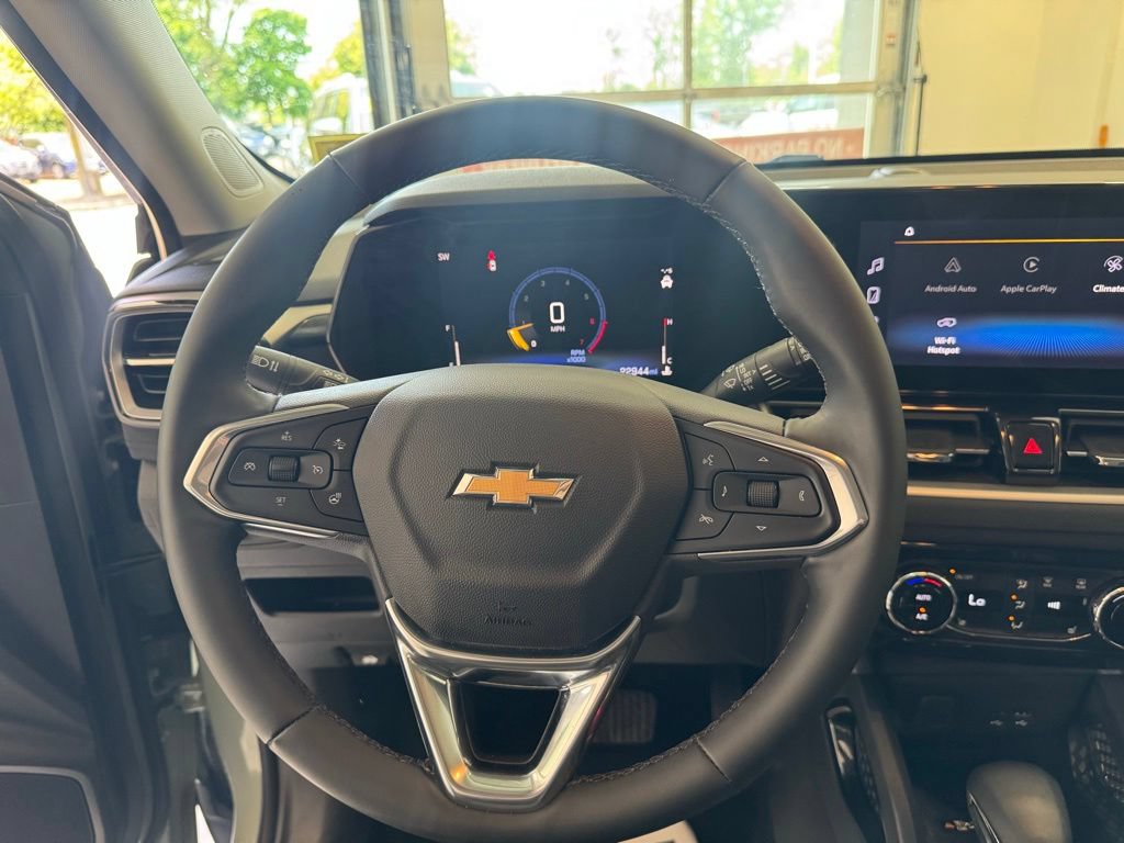 Used 2025 Chevrolet TrailBlazer LT w/ Convenience Package AWD/4WD image 12