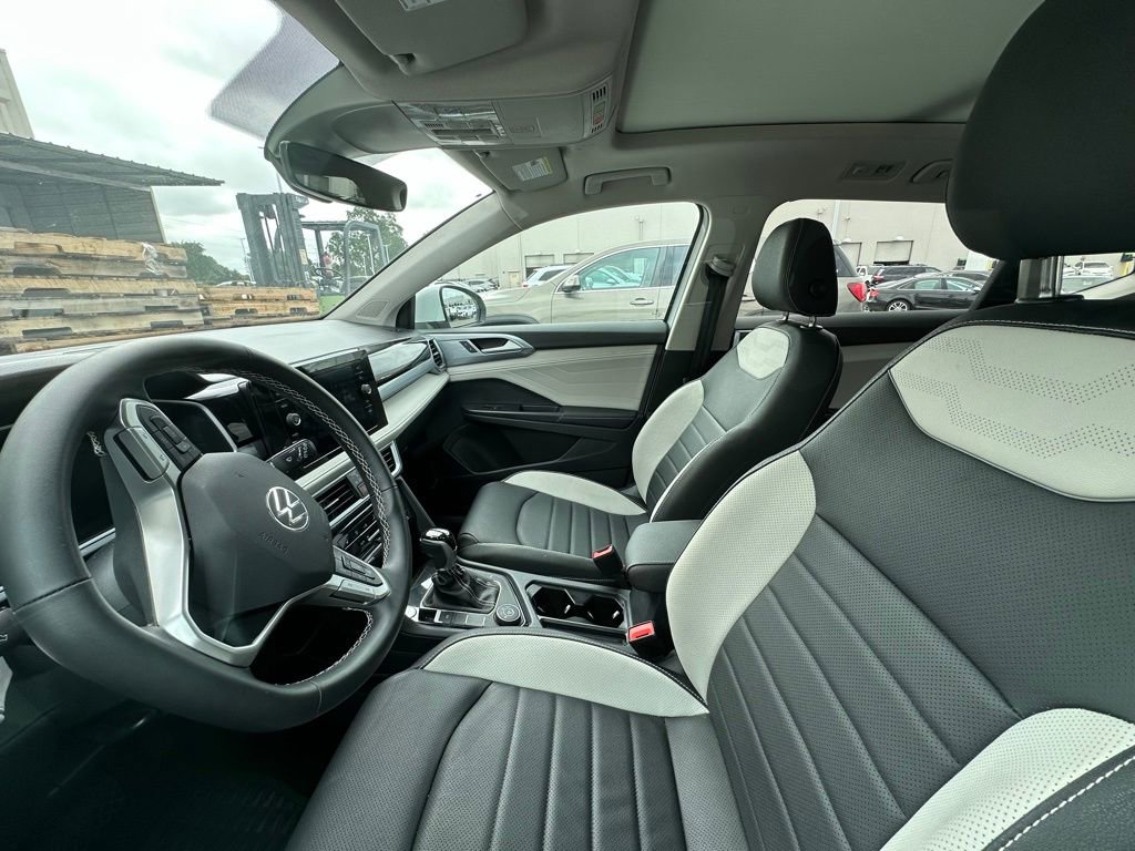 Used 2025 Volkswagen Taos SEL AWD/4WD image 8