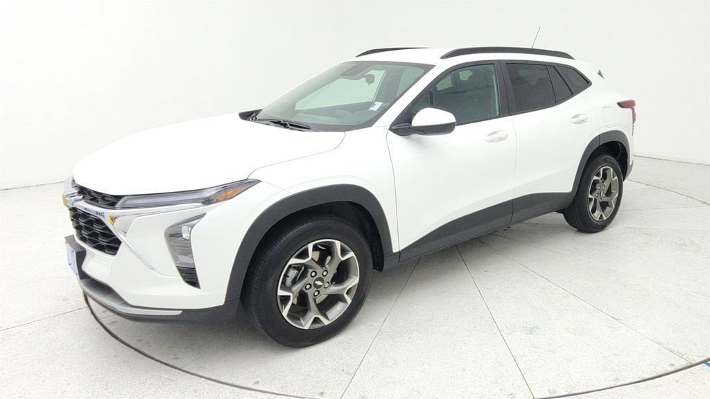 Certified 2025 Chevrolet Trax LT FWD image 3