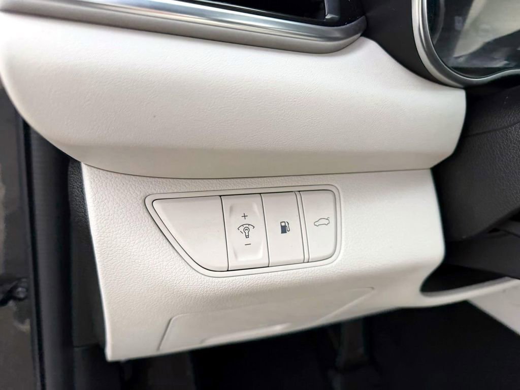 Certified 2025 Genesis G70 2.5T image 16