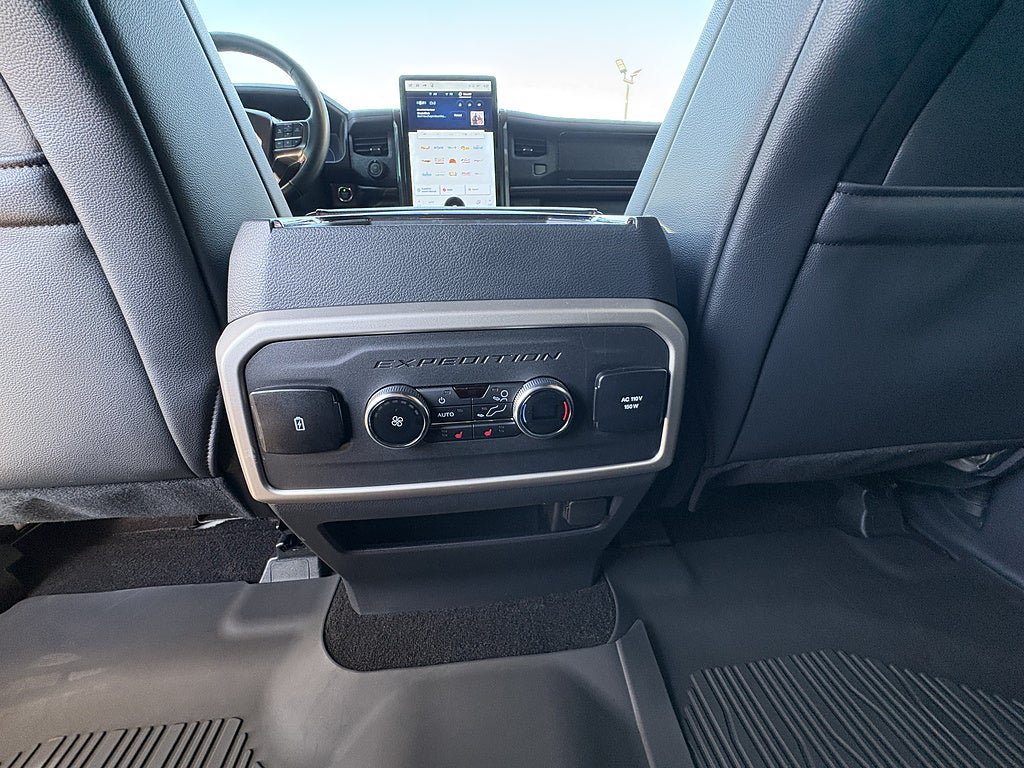 Used 2023 Ford Expedition Limited AWD/4WD image 18