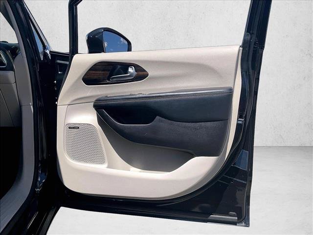 Used 2022 Chrysler Pacifica Limited FWD image 19