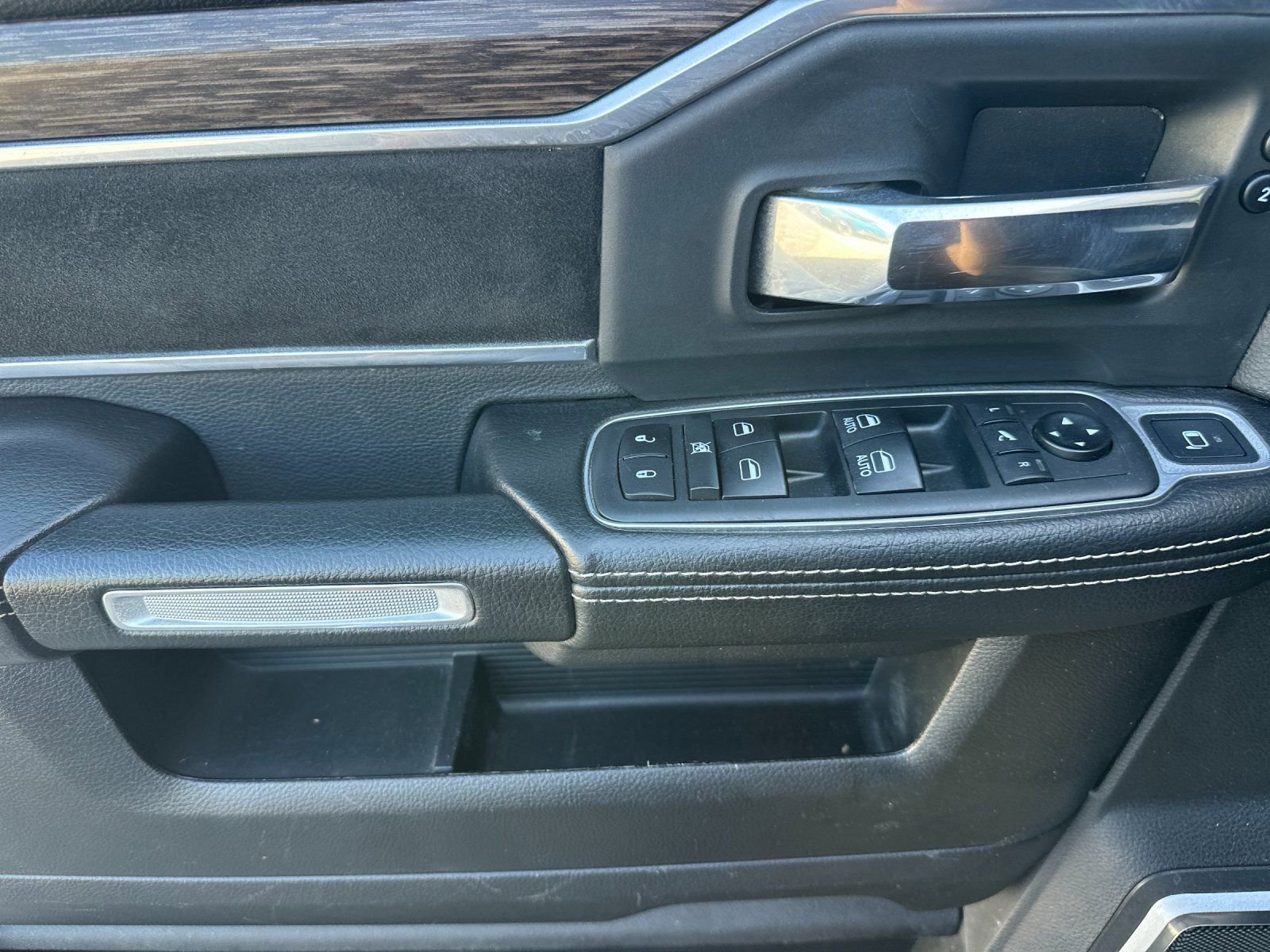 Used 2019 RAM 3500 Laramie image 11