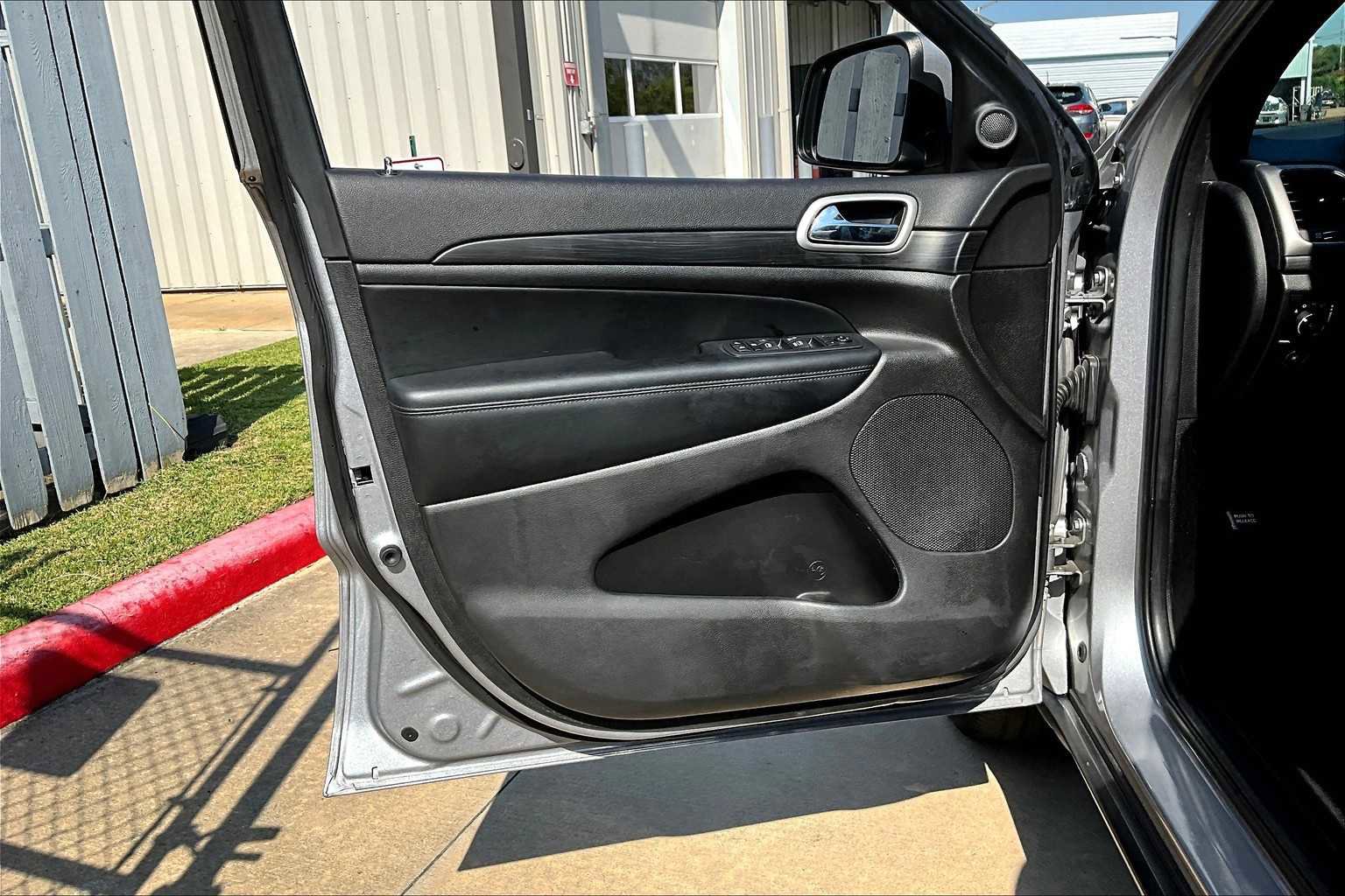 Used 2021 Jeep Grand Cherokee Laredo image 19