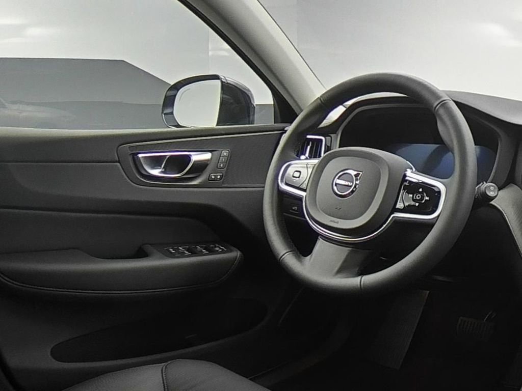 Used 2025 Volvo XC60 B5 Plus w/ Climate Package image 9