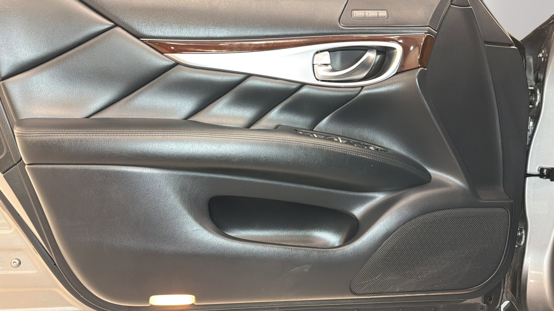Used 2011 INFINITI M37 w/ Premium Pkg RWD image 21