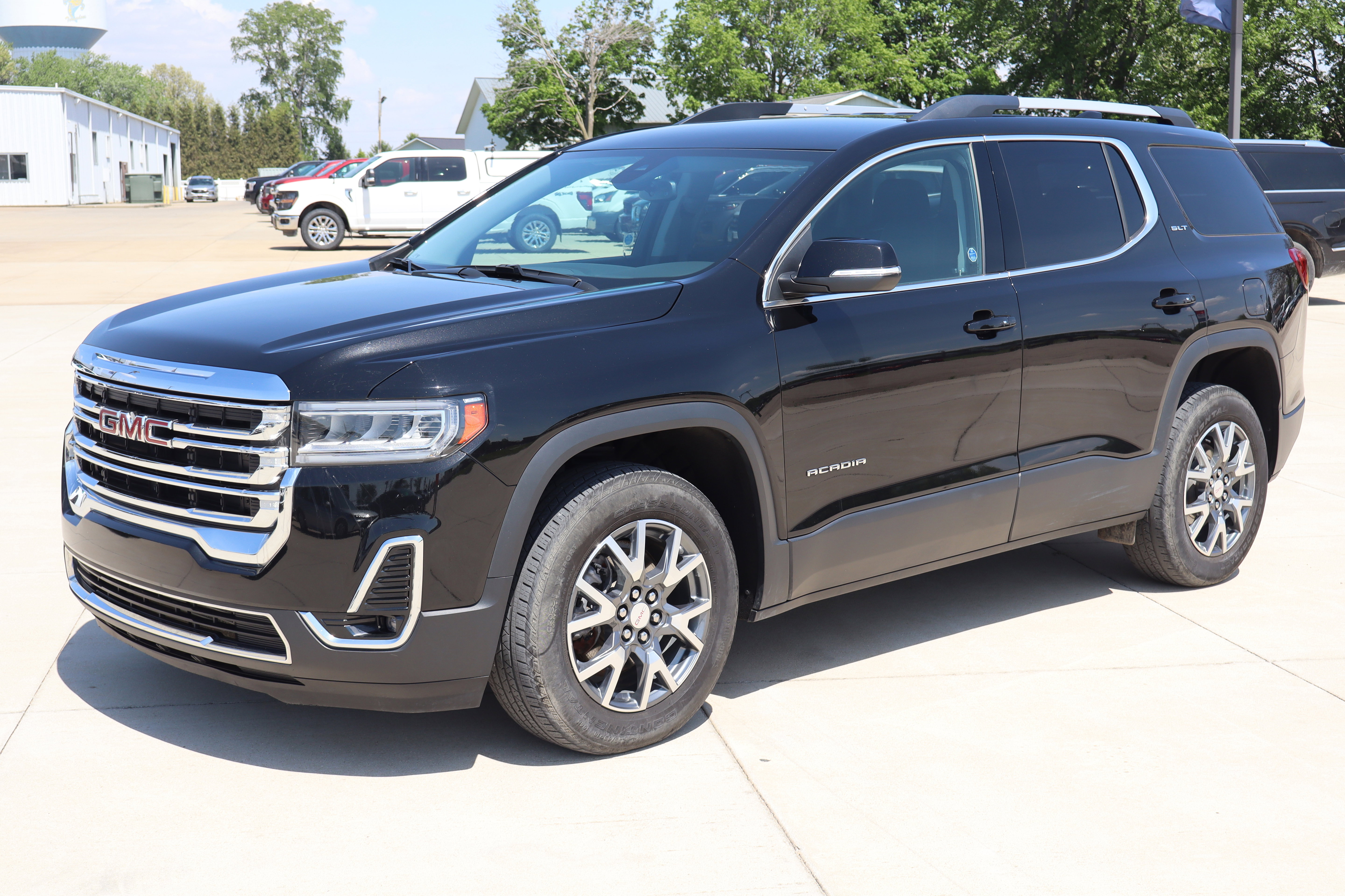 Used 2023 GMC Acadia SLT w/ Preferred Package AWD/4WD image 2