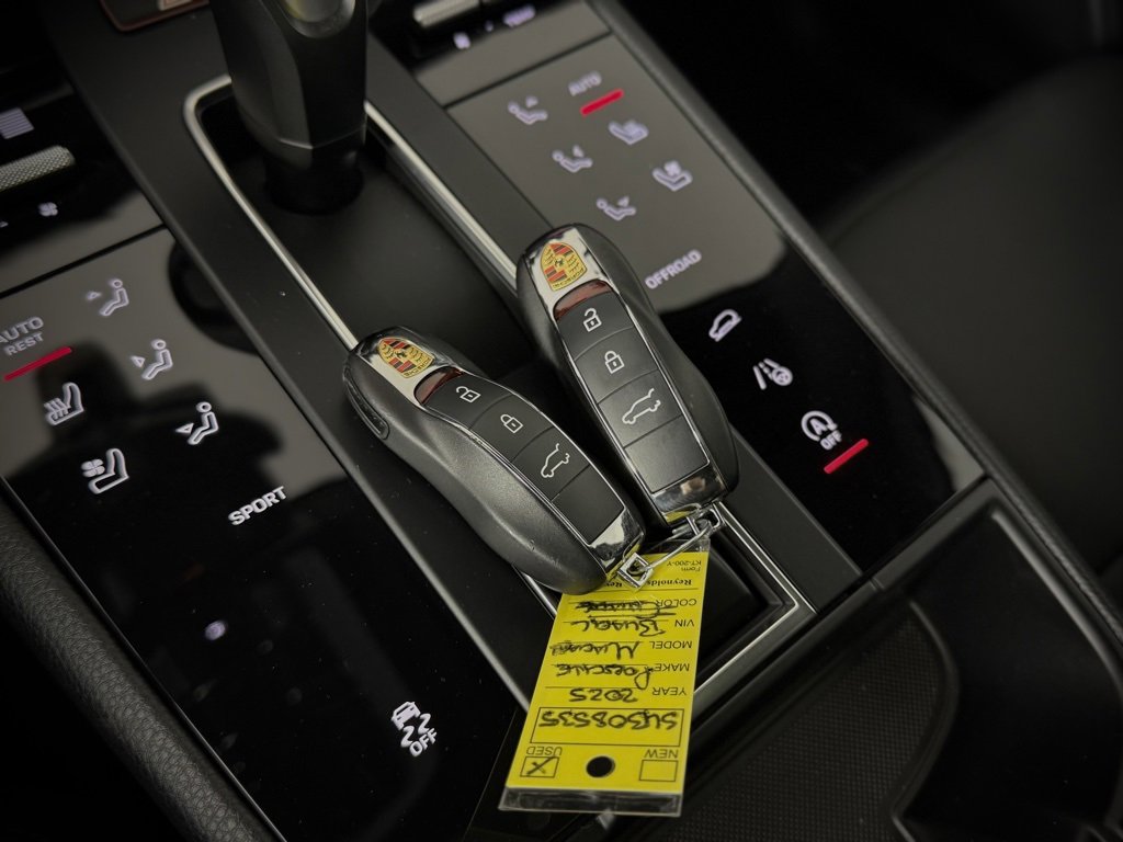 Certified 2025 Porsche Macan image 28