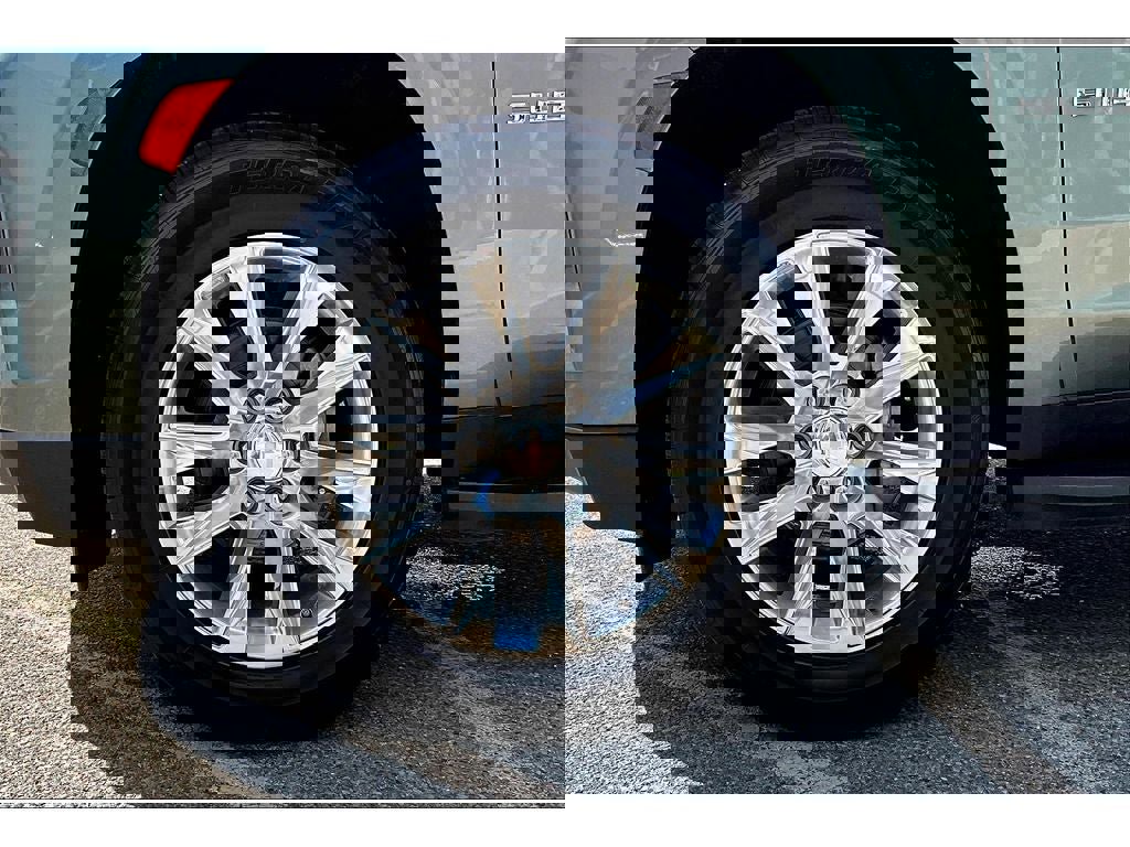 Used 2023 Chevrolet Suburban Premier image 9