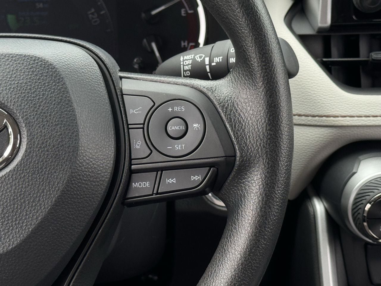 Used 2025 Toyota RAV4 XLE w/ Convenience Package FWD image 17