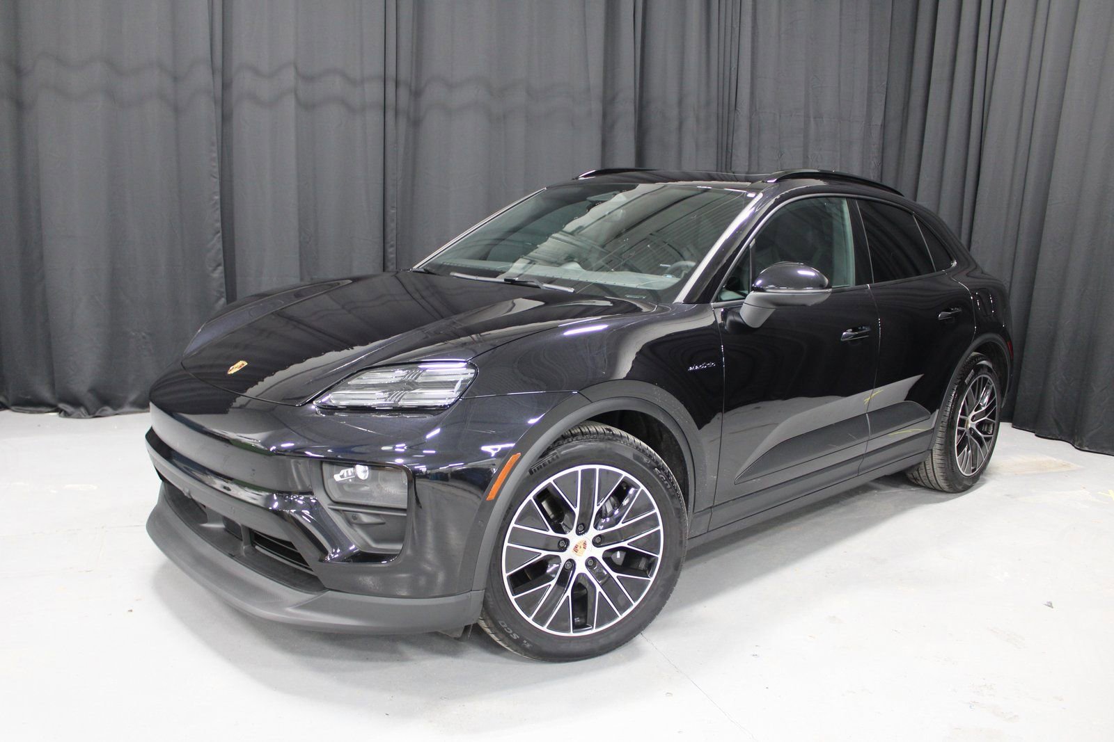 Certified 2025 Porsche Macan Electric image 1