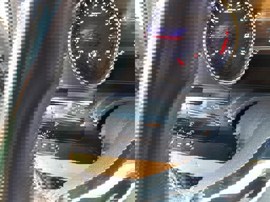 Used 2022 Kia Carnival LX image 27