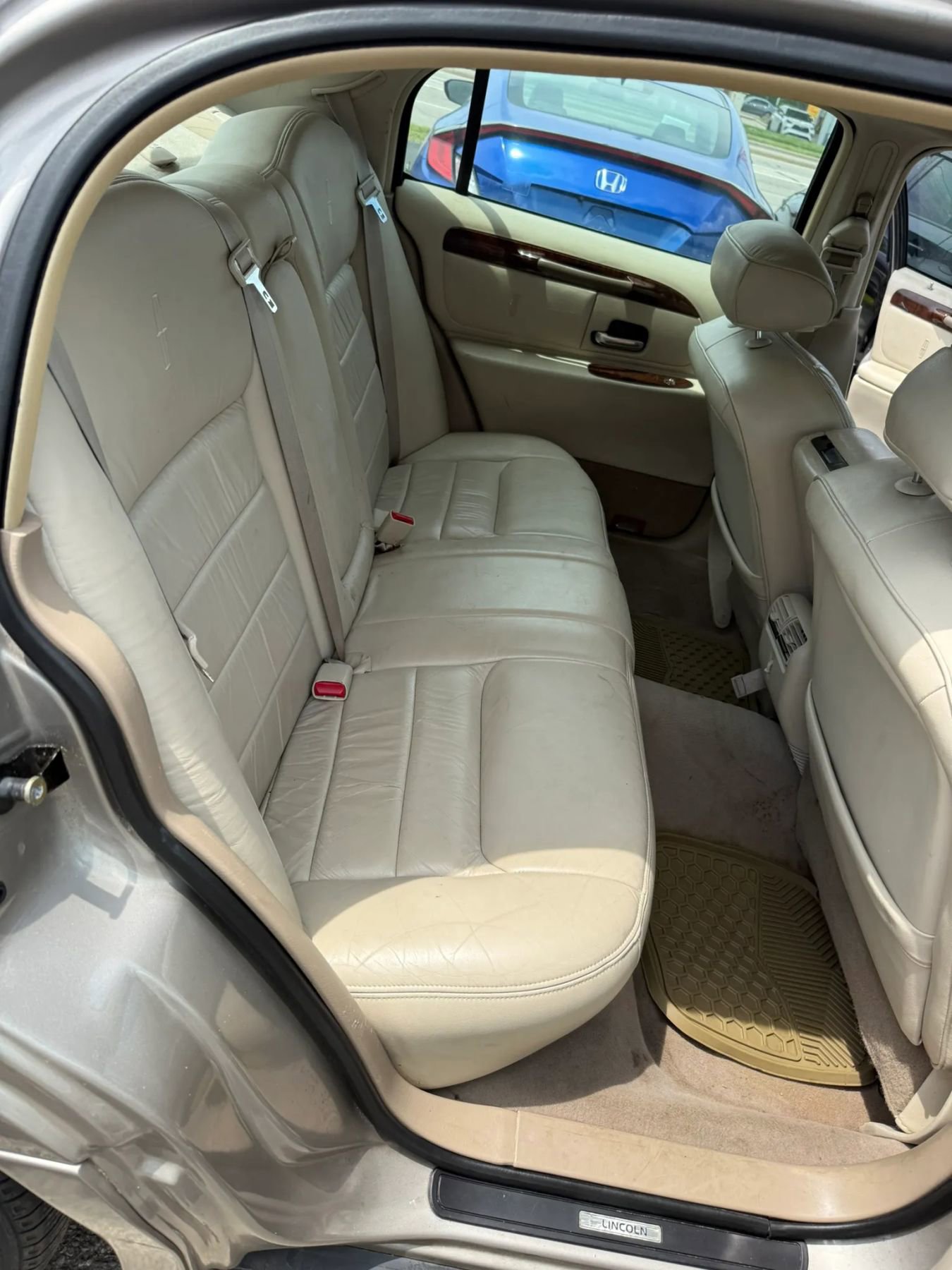 Used 2000 Lincoln Town Car Executive RWD image 17