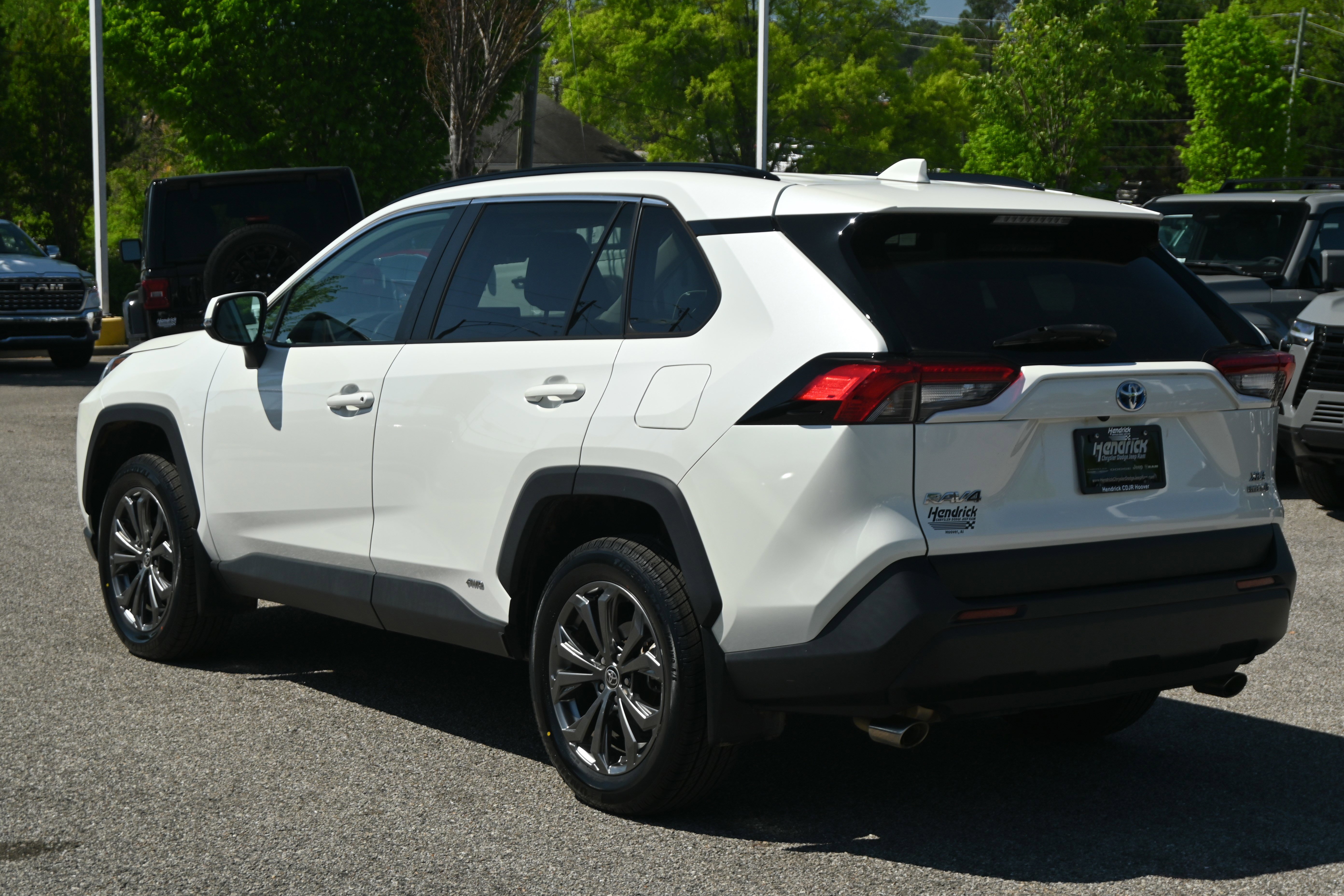 Used 2022 Toyota RAV4 XLE Premium image 12