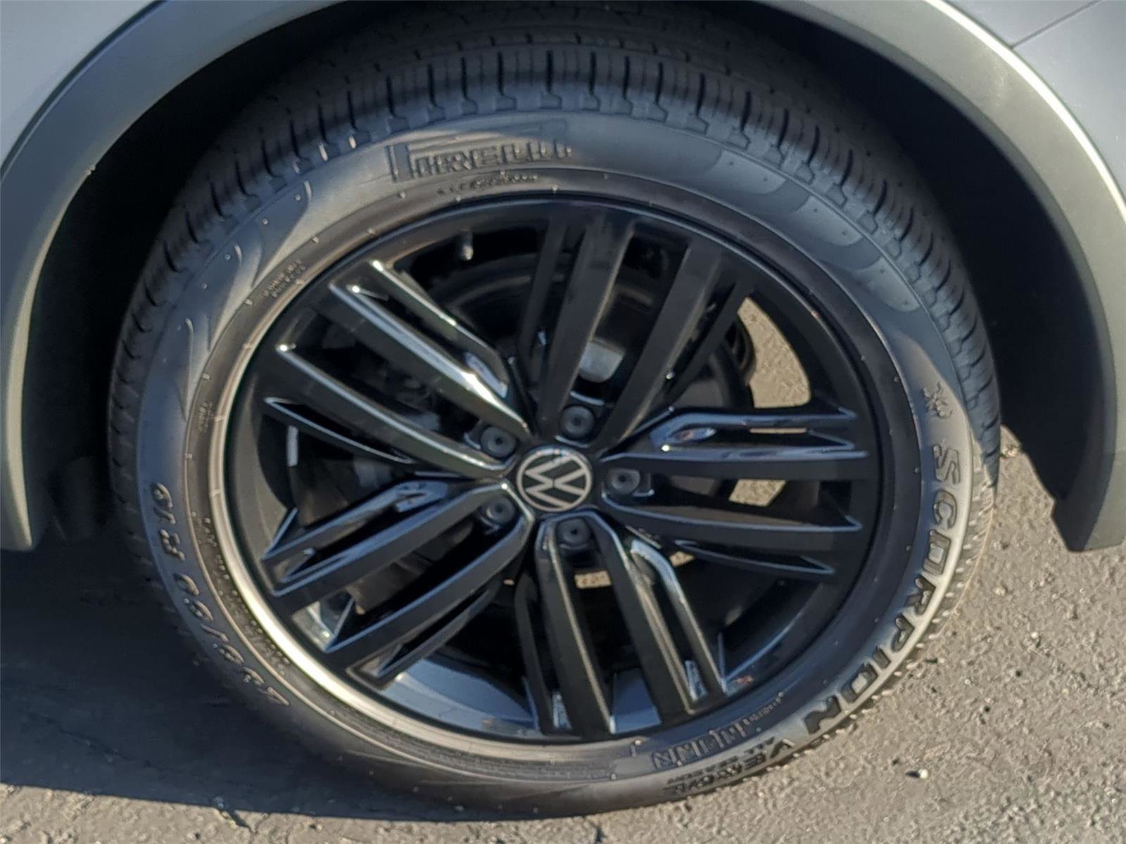Used 2022 Volkswagen Tiguan SE R-Line image 10