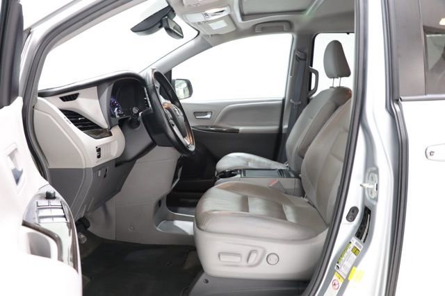 Used 2019 Toyota Sienna XLE FWD image 17