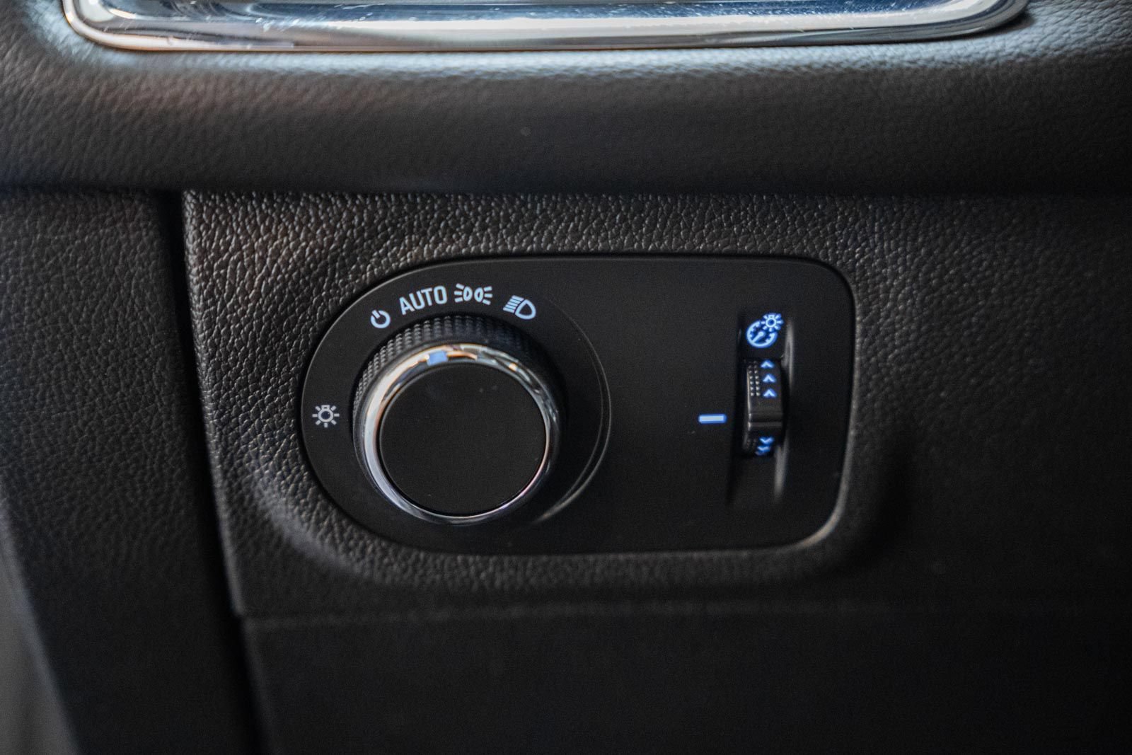 Used 2018 Chevrolet Cruze Premier FWD image 43