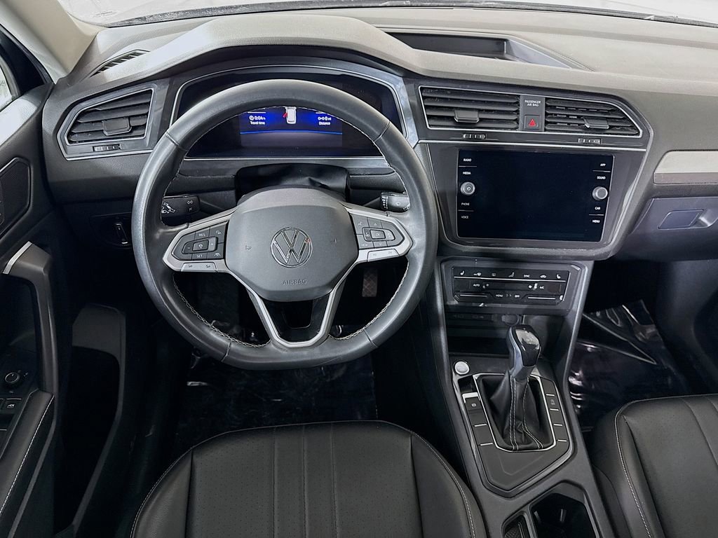 Used 2023 Volkswagen Tiguan SE FWD image 3