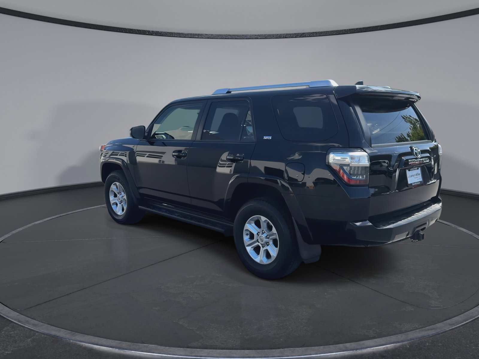 Used 2018 Toyota 4Runner SR5 AWD/4WD image 5