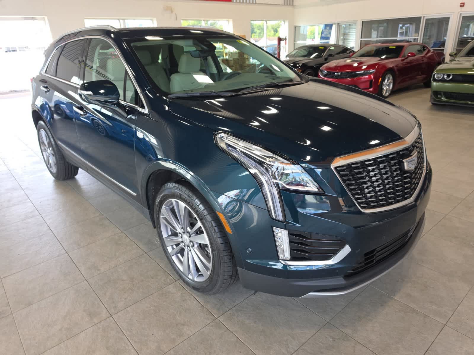 Used 2025 Cadillac XT5 Premium Luxury w/ Technology Package AWD/4WD image 3