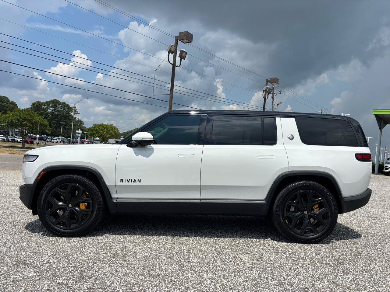 Used 2024 Rivian R1S Adventure AWD/4WD image 2