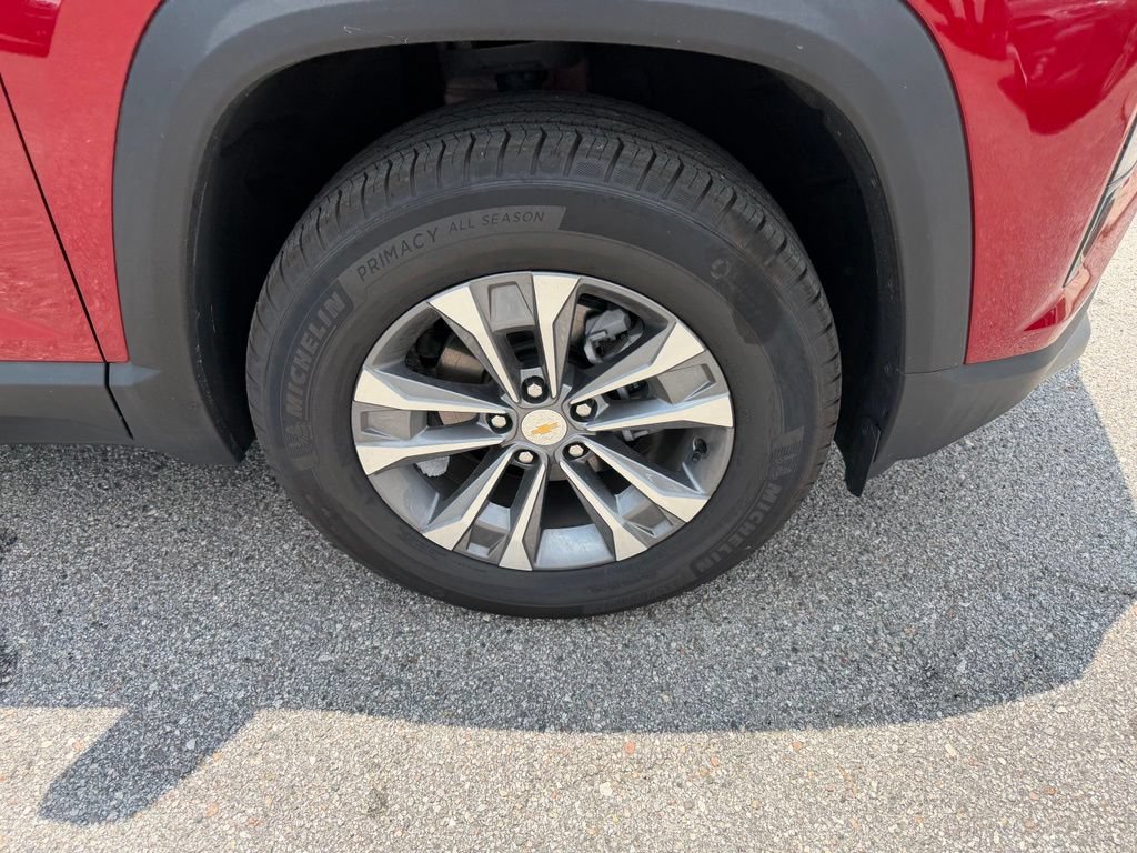 Used 2025 Chevrolet Equinox LT w/ Safety and Technology Package AWD/4WD image 4