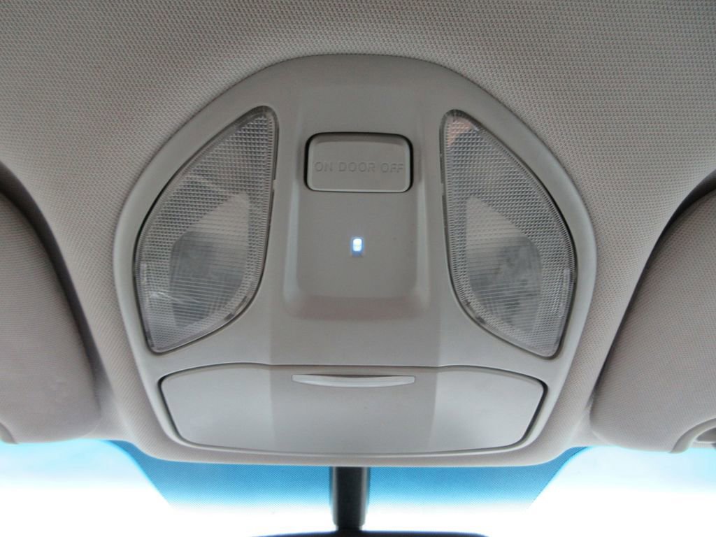 Used 2015 Hyundai Santa Fe GLS image 32