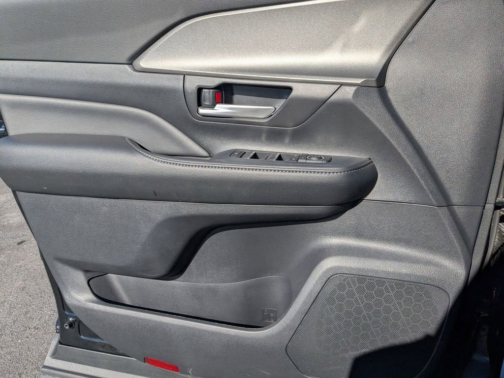Used 2025 Toyota Grand Highlander AWD image 13