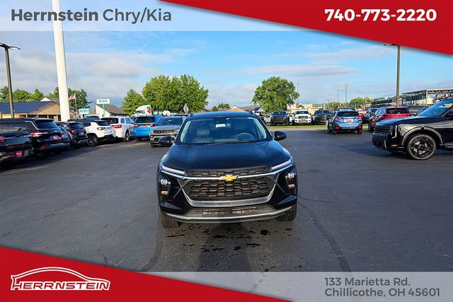 Used 2025 Chevrolet Trax LT FWD image 2