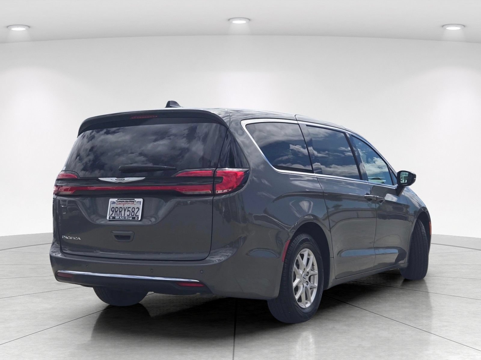 Used 2025 Chrysler Pacifica Select FWD image 4