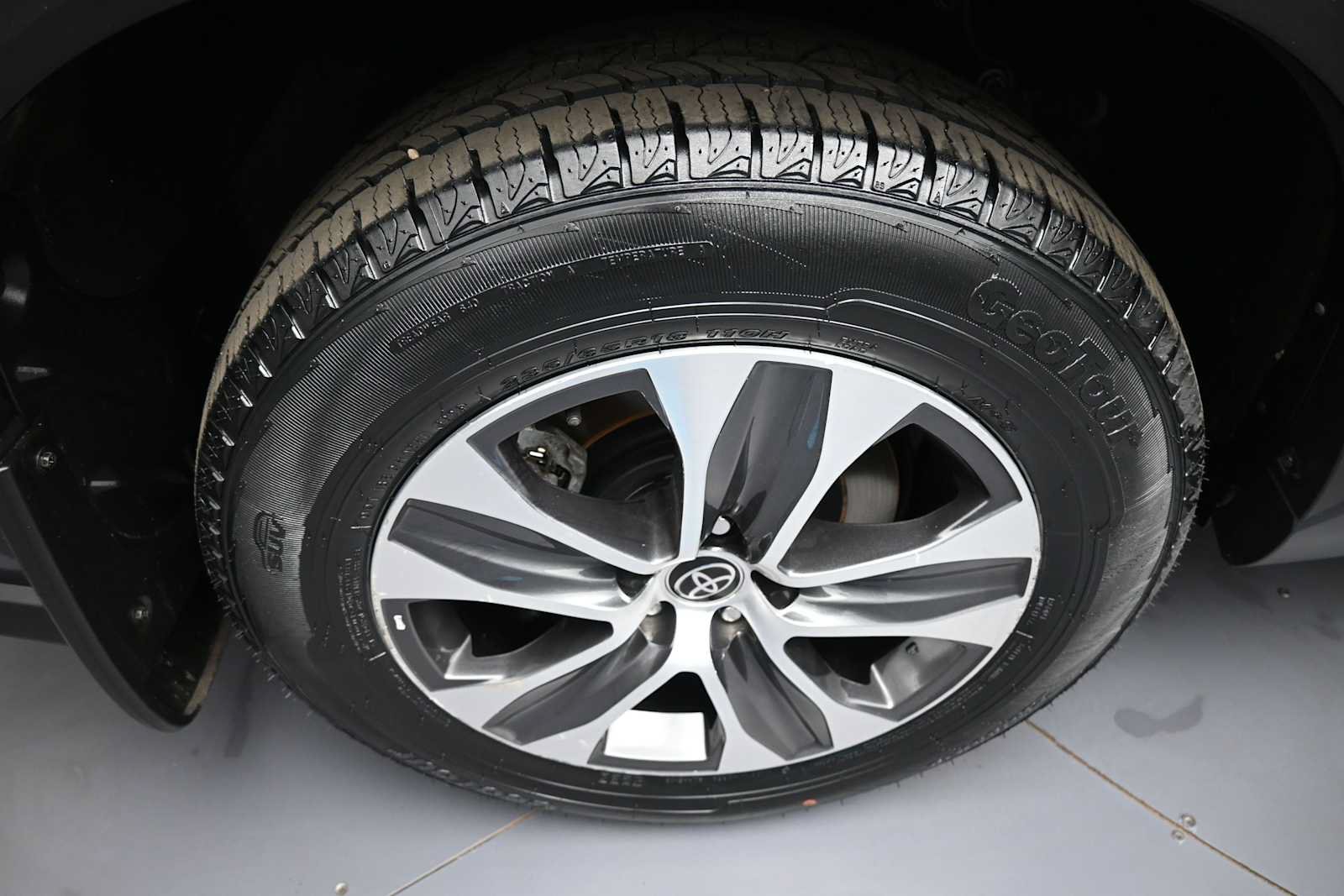 Used 2022 Toyota Highlander XLE AWD/4WD image 11
