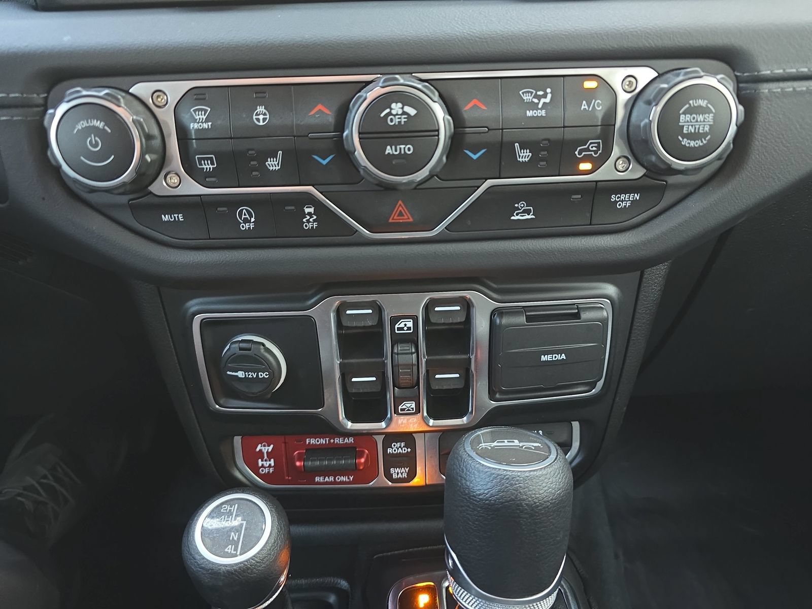 Used 2024 Jeep Gladiator Rubicon w/ Technology Group AWD/4WD image 27