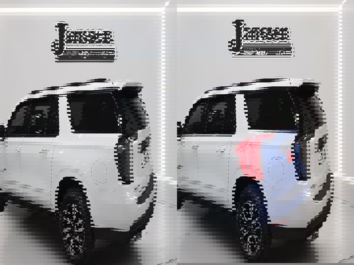 Used 2024 GMC Yukon XL AT4 w/ AT4 Premium Package image 3