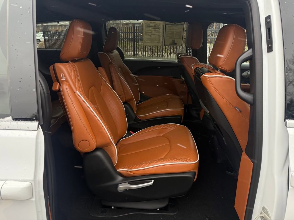 Used 2024 Chrysler Pacifica Pinnacle image 12