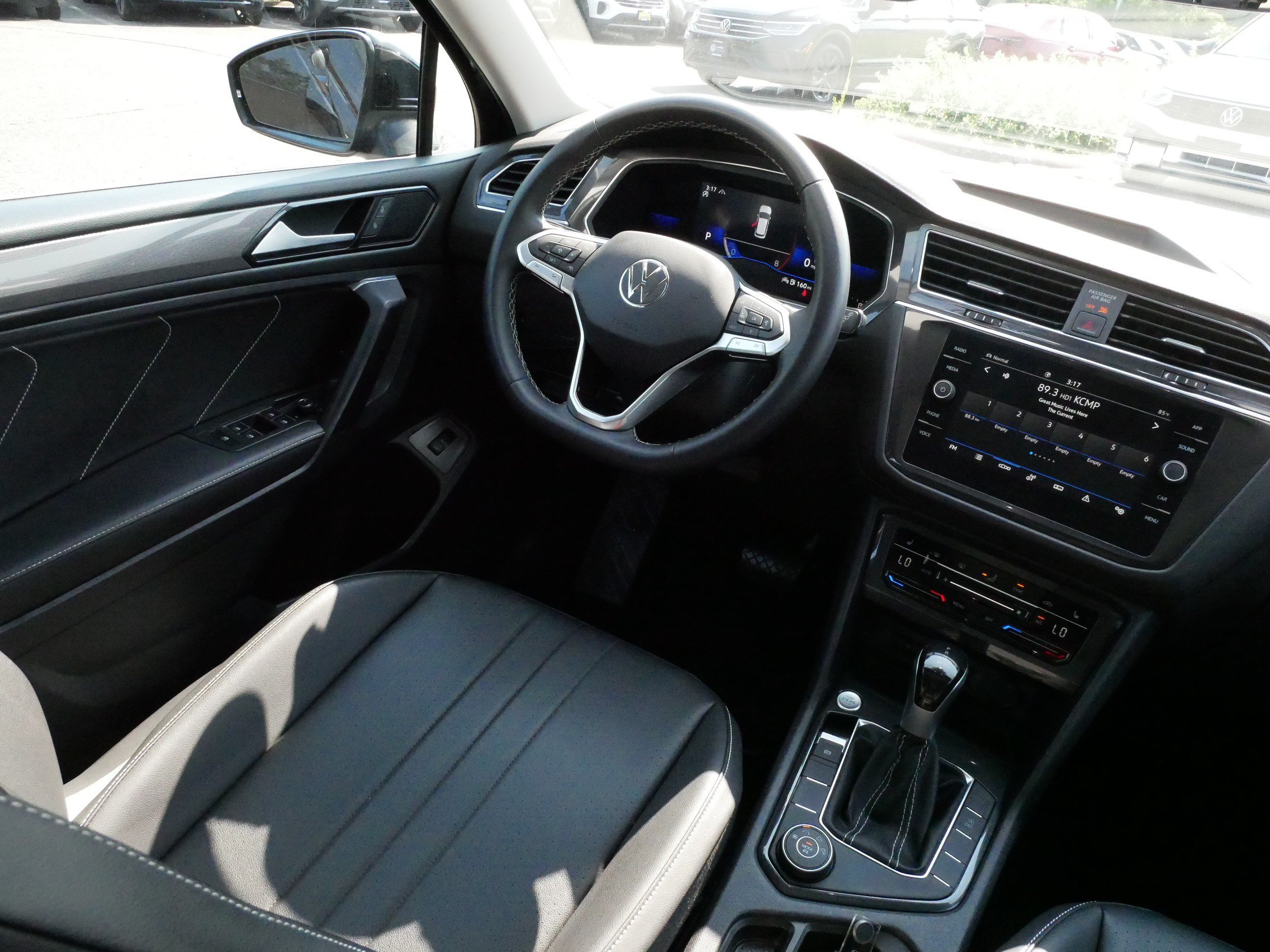 Certified 2023 Volkswagen Tiguan SE w/ Panoramic Sunroof Package AWD/4WD image 9