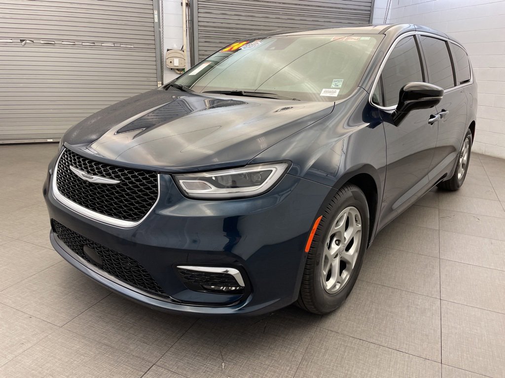 Certified 2024 Chrysler Pacifica Limited image 3